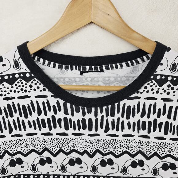 Peanuts Snoopy Shirt Mens Medium Black White All Over Print AOP Charlie Brown - Picture 4 of 7